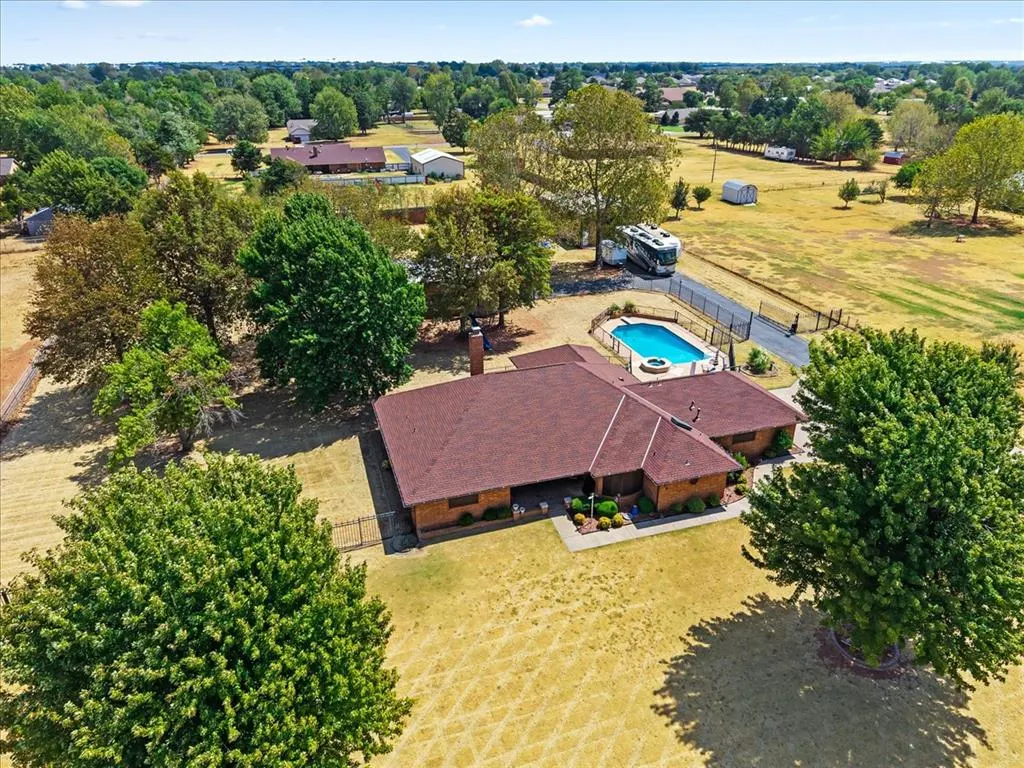 Front exterior — 826 S Ebeling Drive, Mustang, OK 73064