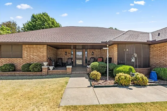 Photo 5 — 826 S Ebeling Drive, Mustang, OK 73064