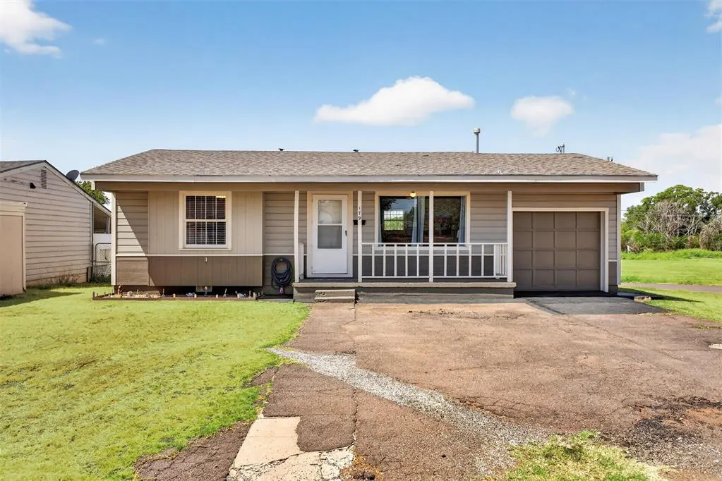 Front exterior — 179 Herring Drive, Elk City, OK 73644