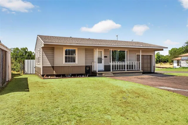 Photo 2 — 179 Herring Drive, Elk City, OK 73644