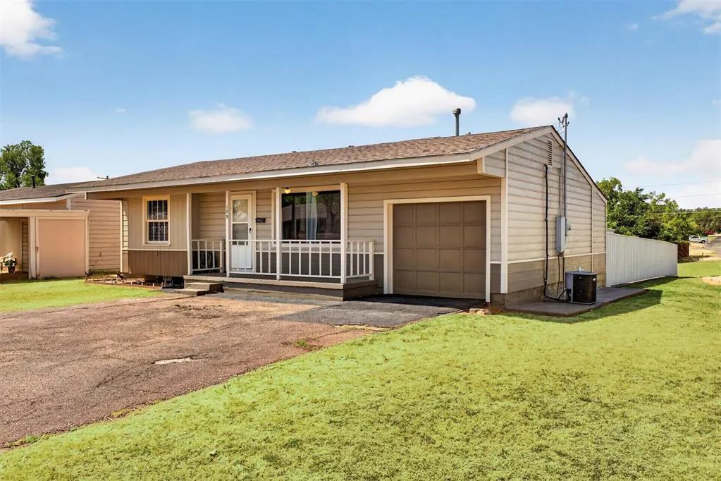 Photo 3 — 179 Herring Drive, Elk City, OK 73644