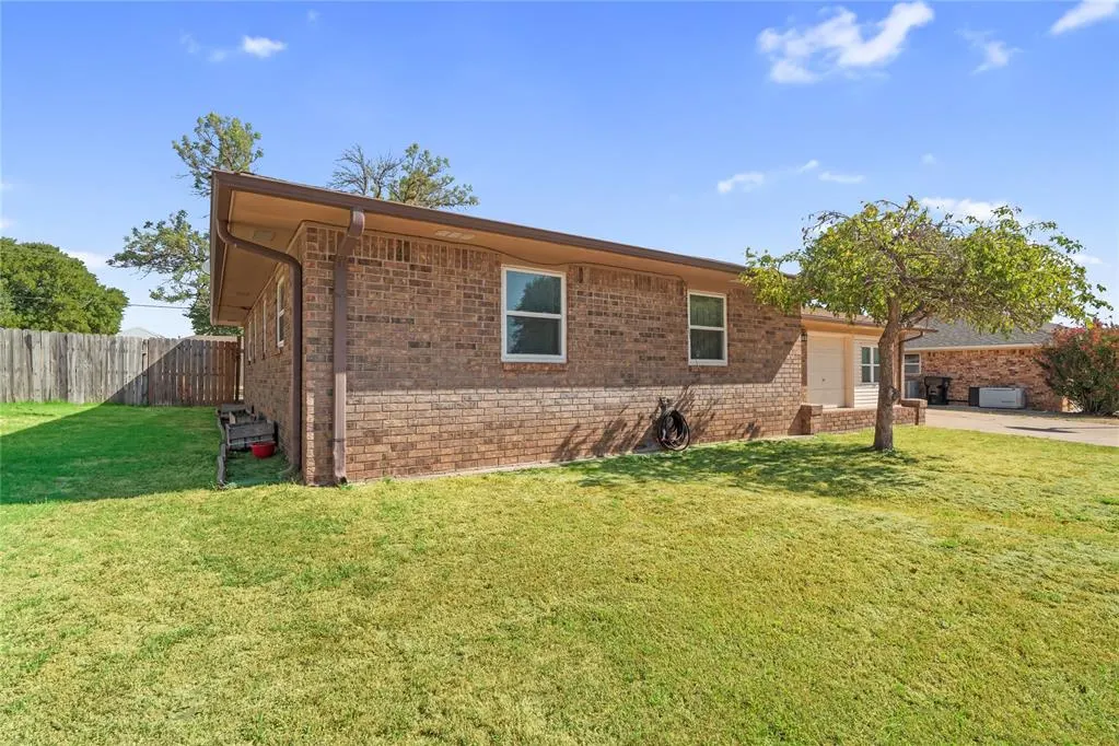 Photo 2 — 561 Skyview Drive, Watonga, OK 73772