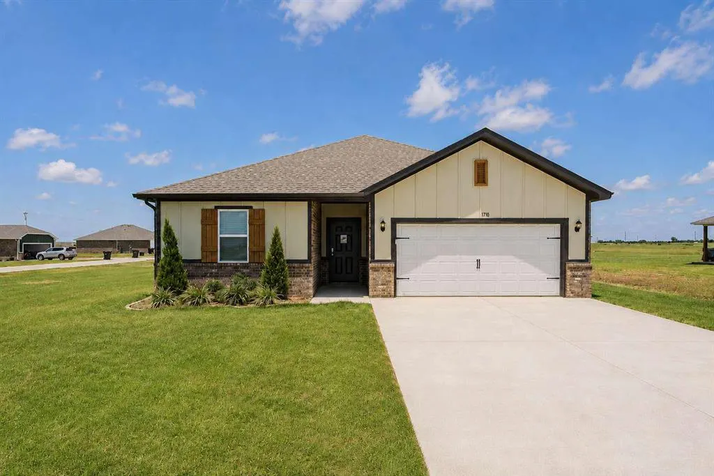 Front exterior — 1710 Oak Way, Tuttle, OK 73089