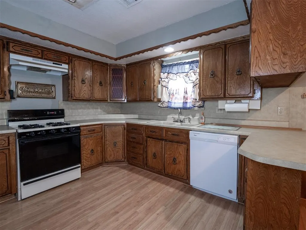 Photo 6 — 6713 NW 27th Street, Bethany, OK 73008
