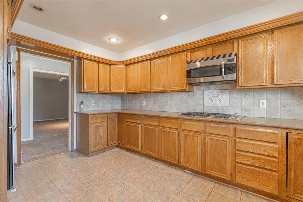 Photo 8 — 6209 Inland Road, Warr Acres, OK 73132