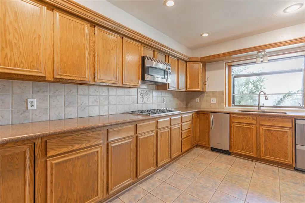 Photo 10 — 6209 Inland Road, Warr Acres, OK 73132