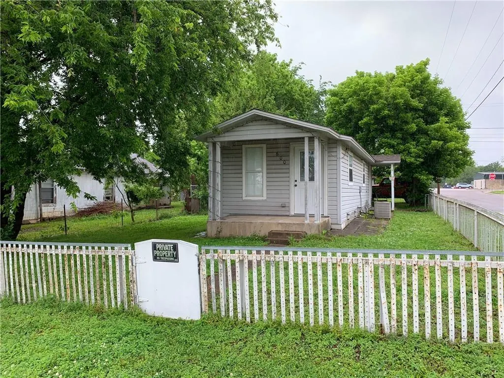 Photo 2 — 600 W Russell Avenue, Seminole, OK 74868