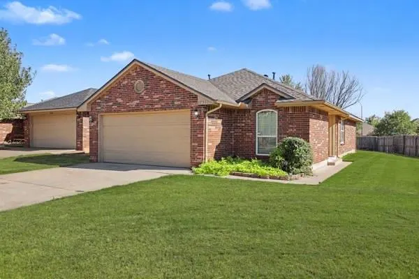 Photo 2 — 12372 SW 6th Street, Yukon, OK 73099