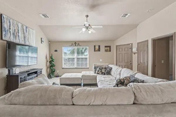 Photo 3 — 12372 SW 6th Street, Yukon, OK 73099