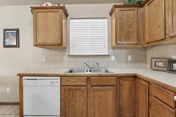 Photo 7 — 12372 SW 6th Street, Yukon, OK 73099