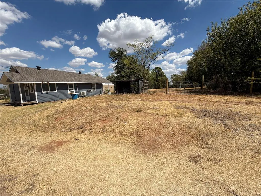 Photo 4 — 507 E 7th Street, Cement, OK 73017
