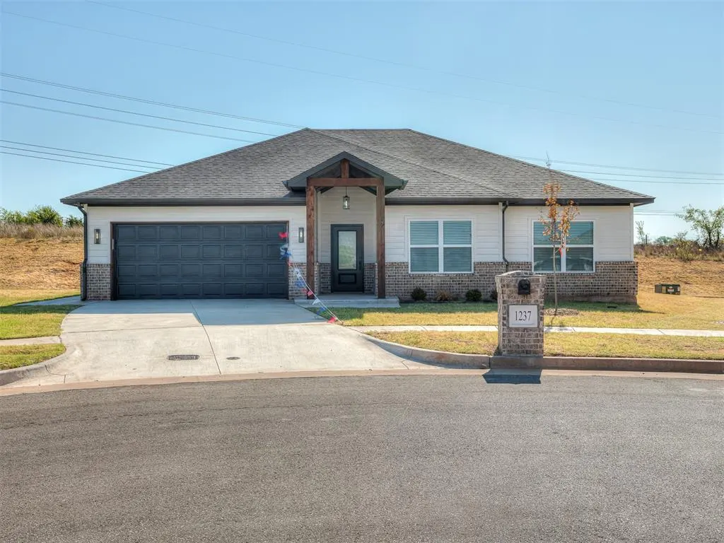 Photo 2 — 1237 E Stetson Lane, Mustang, OK 73064