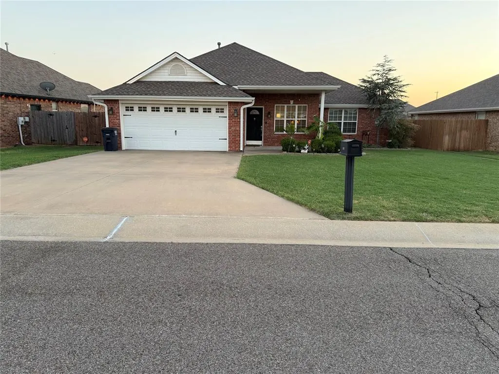 Photo 2 — 2220 Crooked Oak Drive, Shawnee, OK 74804