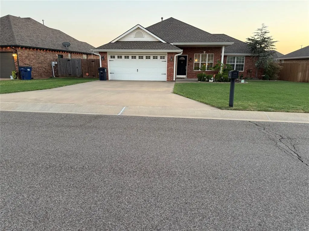 Front exterior — 2220 Crooked Oak Drive, Shawnee, OK 74804
