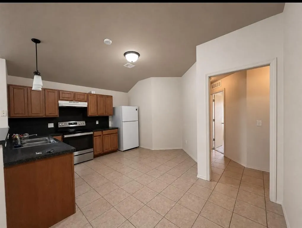 Photo 2 — 3614 Janus Circle, Yukon, OK 73099