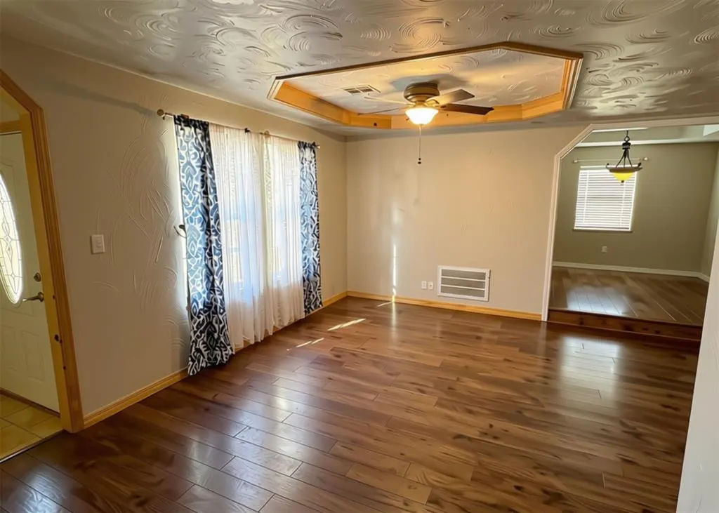 Photo 2 — 120 Thornton Lane, Elk City, OK 73644
