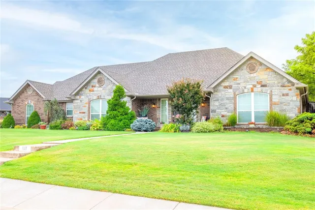 Photo 2 — 107 Clubhouse Drive, Elk City, OK 73644
