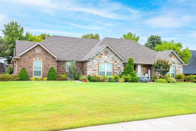 Photo 3 — 107 Clubhouse Drive, Elk City, OK 73644