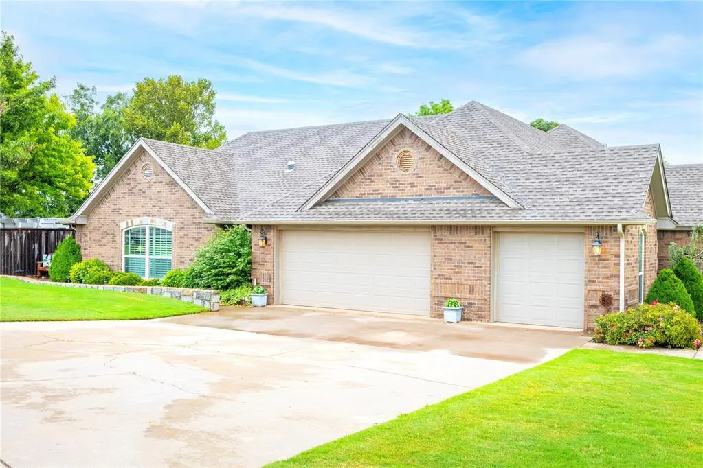 Photo 4 — 107 Clubhouse Drive, Elk City, OK 73644