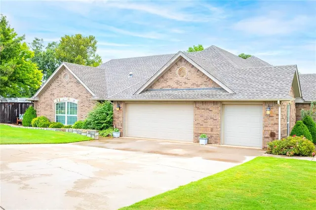 Photo 4 — 107 Clubhouse Drive, Elk City, OK 73644