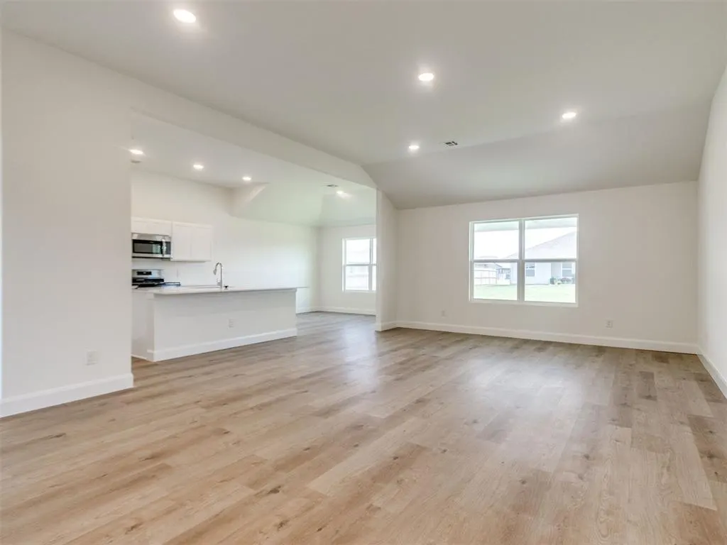 Photo 4 — 920 Hazy Brook Circle, Chickasha, OK 73018