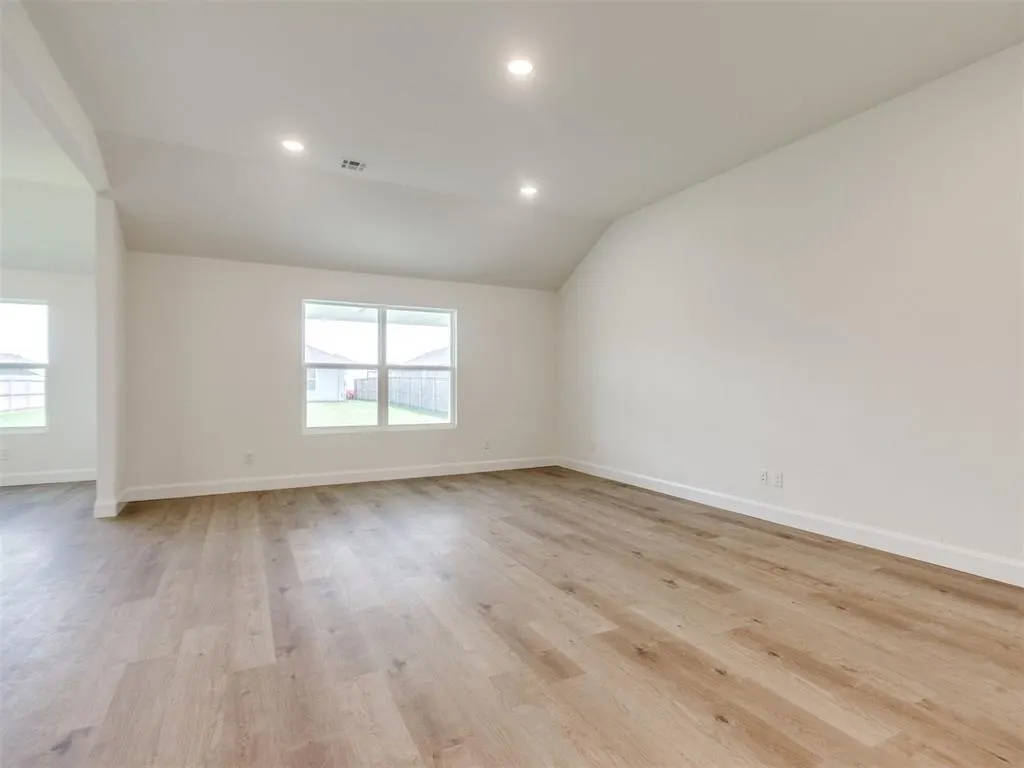 Photo 5 — 920 Hazy Brook Circle, Chickasha, OK 73018