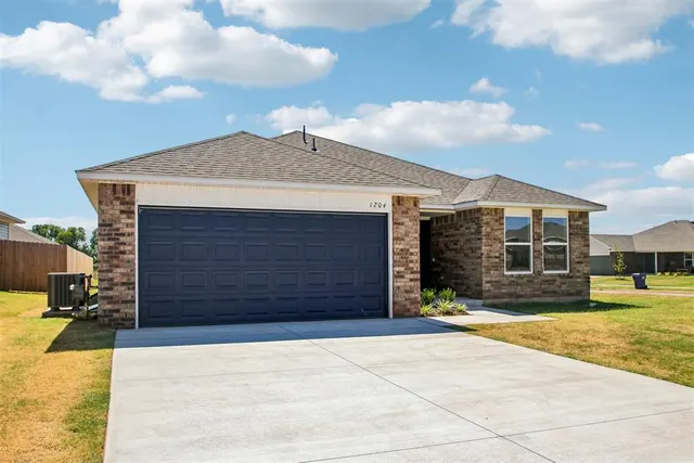 Photo 2 — 1204 E Ruger Lane, Mustang, OK 73064