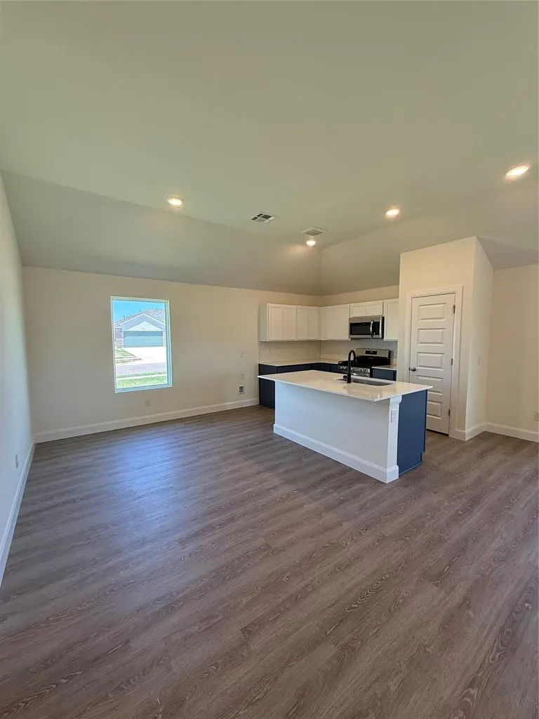 Photo 3 — 1205 E Stallion Lane, Mustang, OK 73064