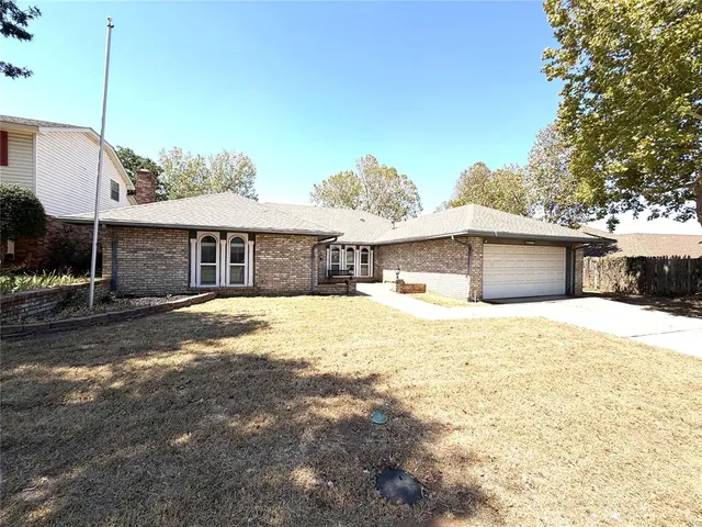 Photo 2 — 9217 Sutton Place, Oklahoma City, OK 73132