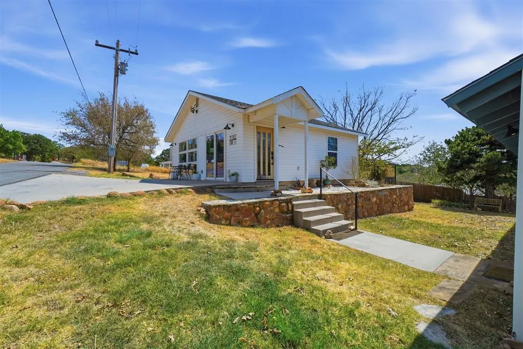 Front exterior — 71 E OAK Avenue, Medicine Park, OK 73557
