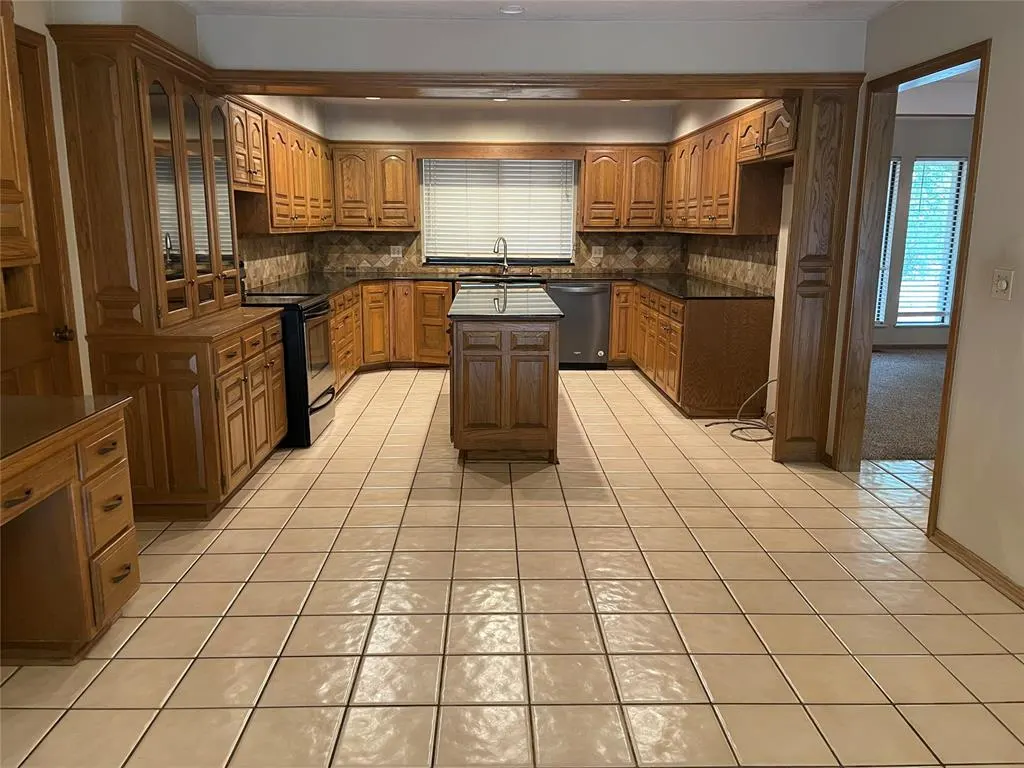 Photo 9 — 1408 Nighthawk Drive, Edmond, OK 73034