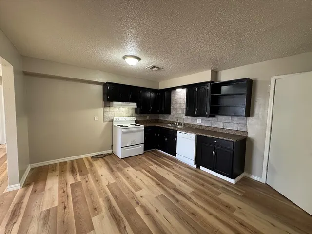 Photo 2 — 901 N Janeway Avenue, Moore, OK 73160