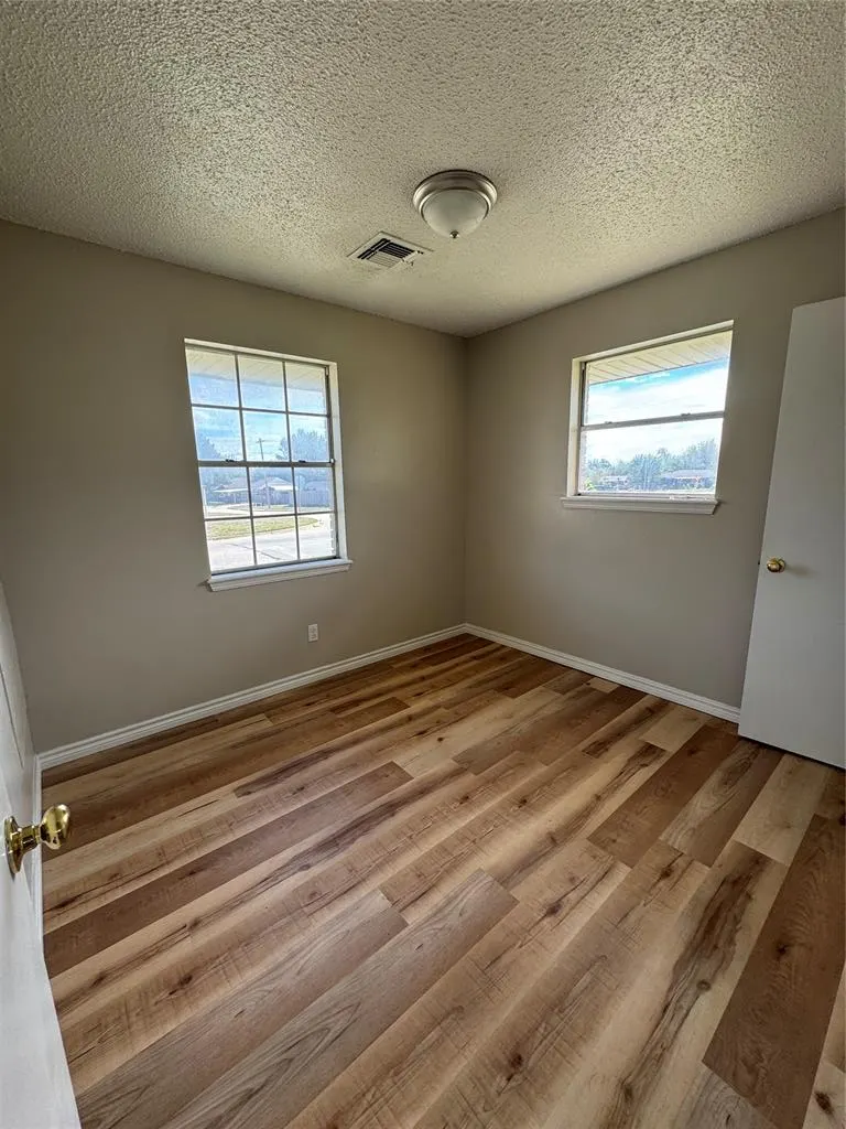 Photo 3 — 901 N Janeway Avenue, Moore, OK 73160
