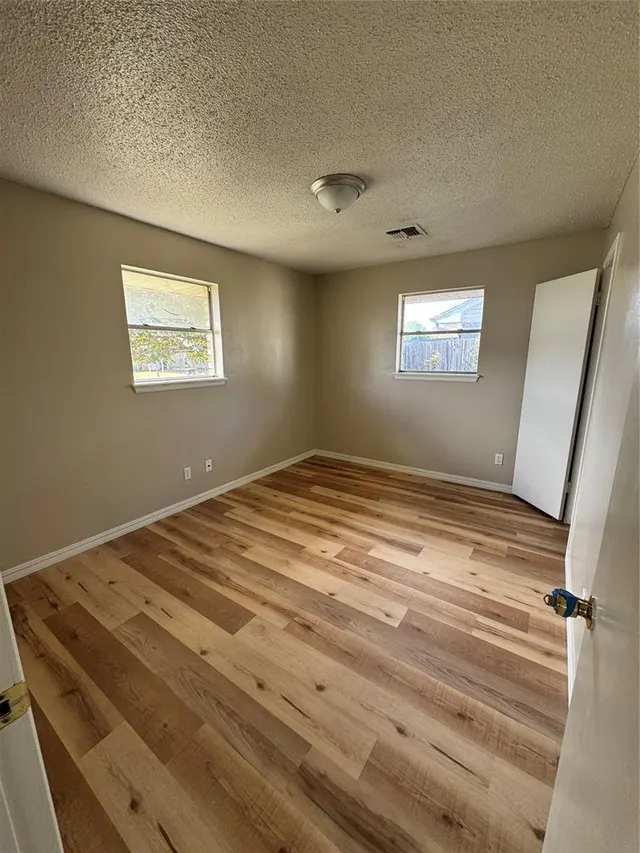Photo 5 — 901 N Janeway Avenue, Moore, OK 73160