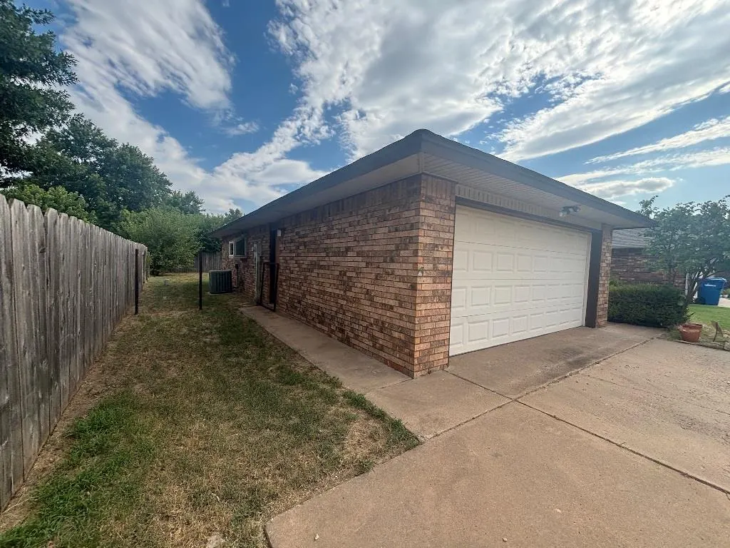 Photo 3 — 4013 Bunker Hill Street, Enid, OK 73703
