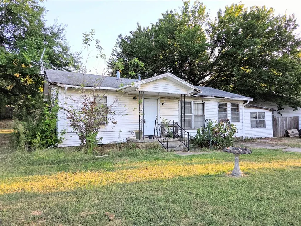 Photo 2 — 237 Brent Street, Meeker, OK 74855
