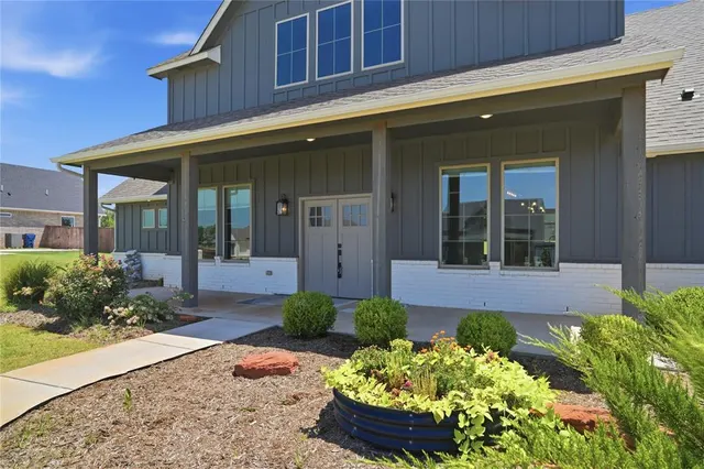 Photo 2 — 9921 Oakwood Drive, Edmond, OK 73025