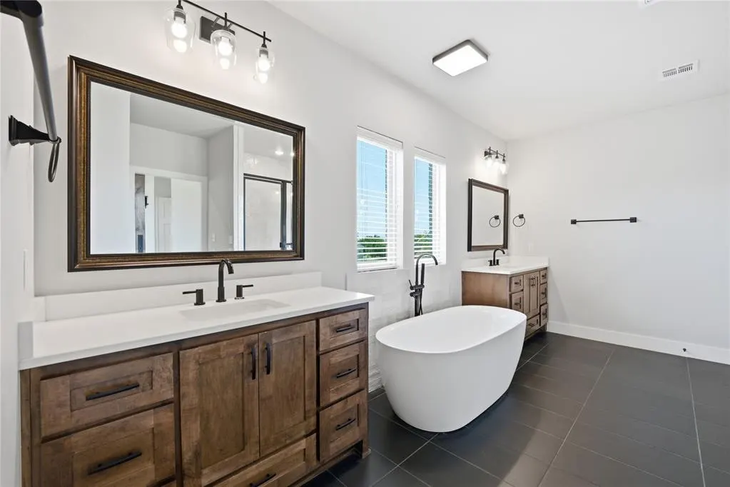 Photo 11 — 9921 Oakwood Drive, Edmond, OK 73025