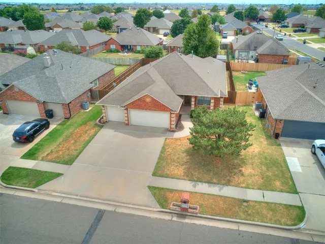 Photo 3 — 1740 SW 31st Terrace, Moore, OK 73160