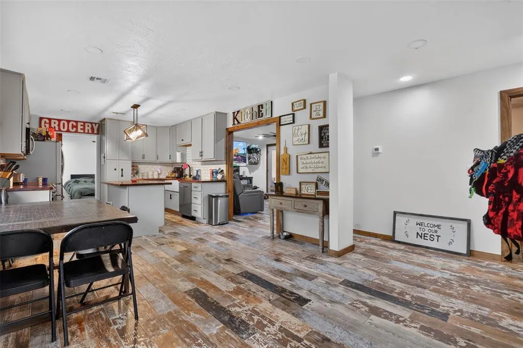 Photo 2 — 21480 Pioneer Circle, Harrah, OK 73045