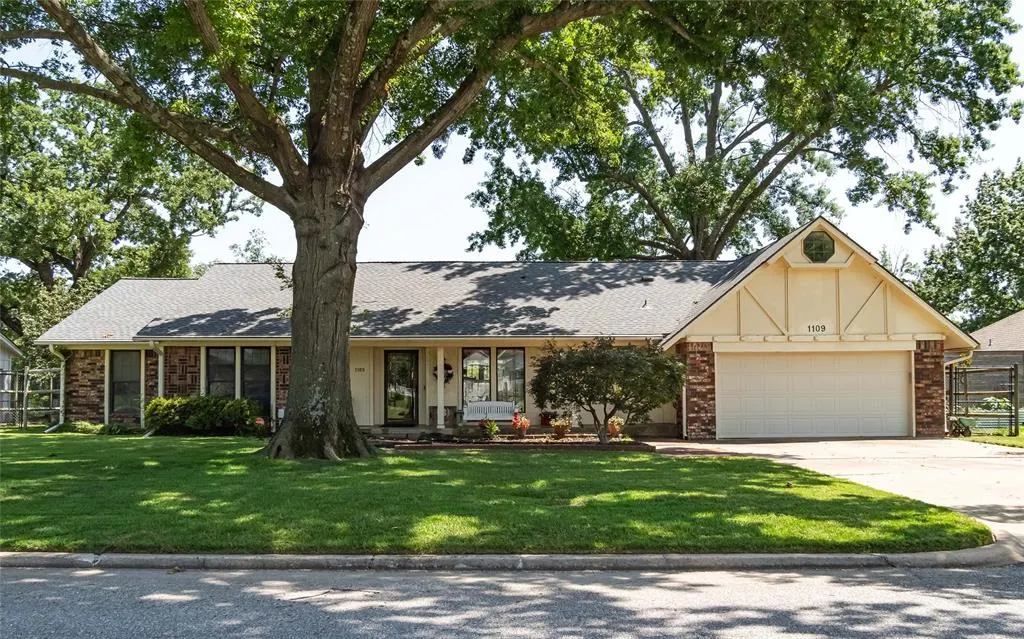 Front exterior — 1109 Sherwood Lane, Broken Arrow, OK 74011