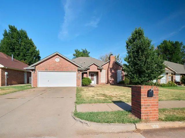 Photo 2 — 608 Tudor Lane, Edmond, OK 73003
