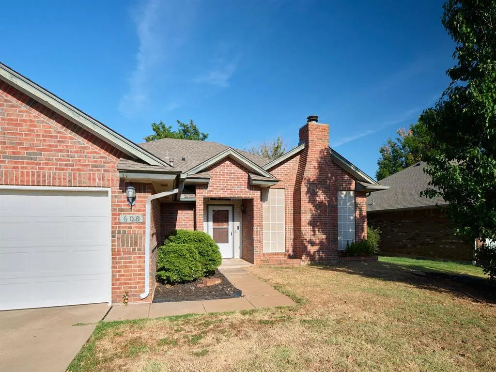 Photo 4 — 608 Tudor Lane, Edmond, OK 73003