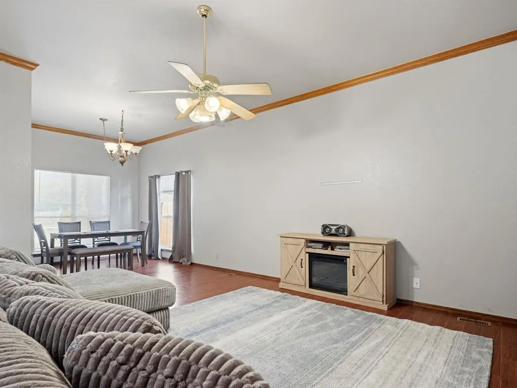 Photo 9 — 608 Tudor Lane, Edmond, OK 73003