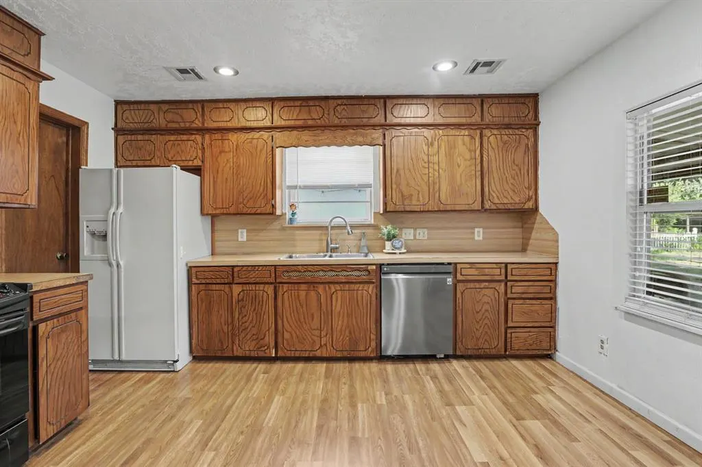 Photo 6 — 207 E Juniper Lane, Mustang, OK 73064
