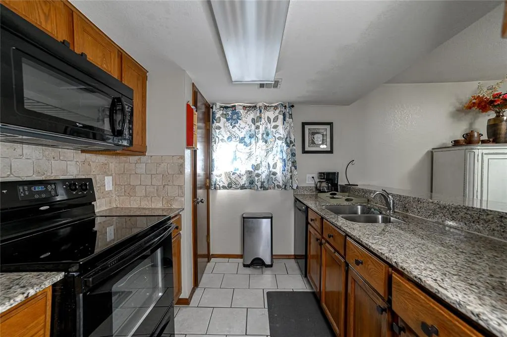 Photo 4 — 4400 Hemingway Drive 215, Oklahoma City, OK 73118