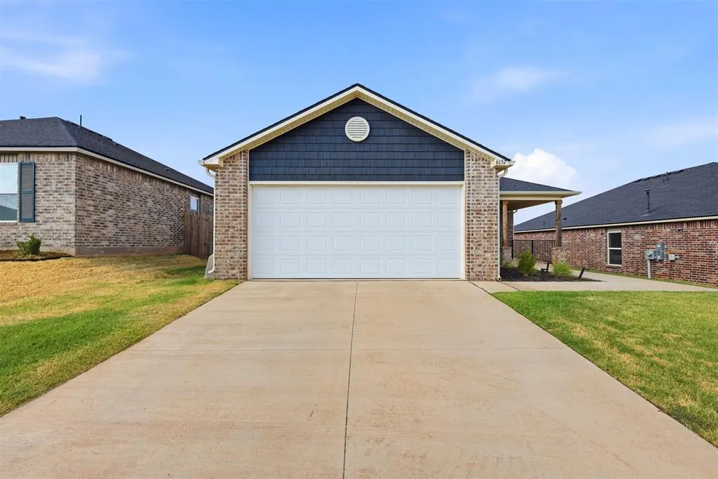 Photo 2 — 6157 Holm Oak Road, Edmond, OK 73034