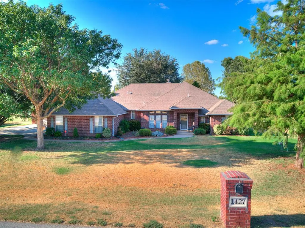 Front exterior — 1427 grand view Way, Mustang, OK 73064
