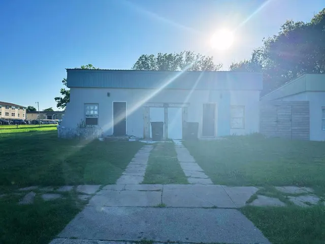 Photo 2 — 402 NW 3rd Street, Lawton, OK 73507