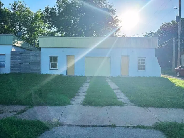 Photo 4 — 402 NW 3rd Street, Lawton, OK 73507